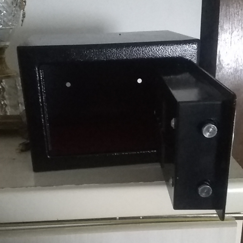 Safe - Picture 1 of 4
